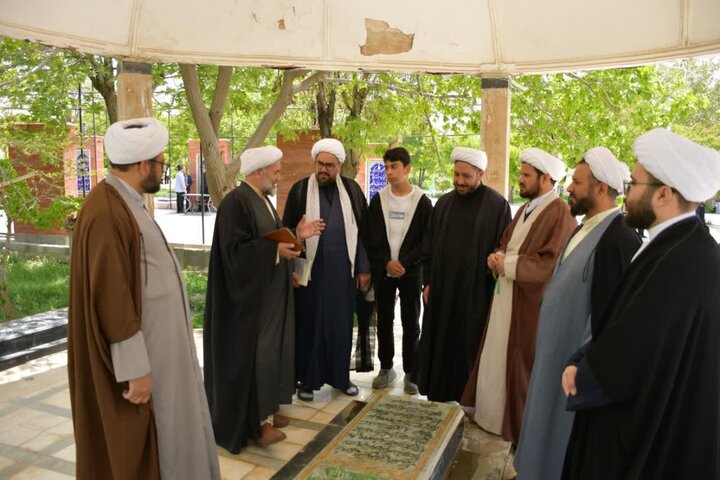 تصاویر/ تجدید عهد اساتید و مدیران مدرسه علمیه حضرت رسول اکرم (ص) شهرستان تکاب با شهدای جنگ تحمیلی