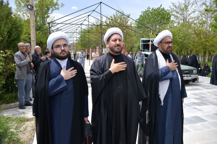 تصاویر/ تجدید عهد اساتید و مدیران مدرسه علمیه حضرت رسول اکرم (ص) شهرستان تکاب با شهدای جنگ تحمیلی