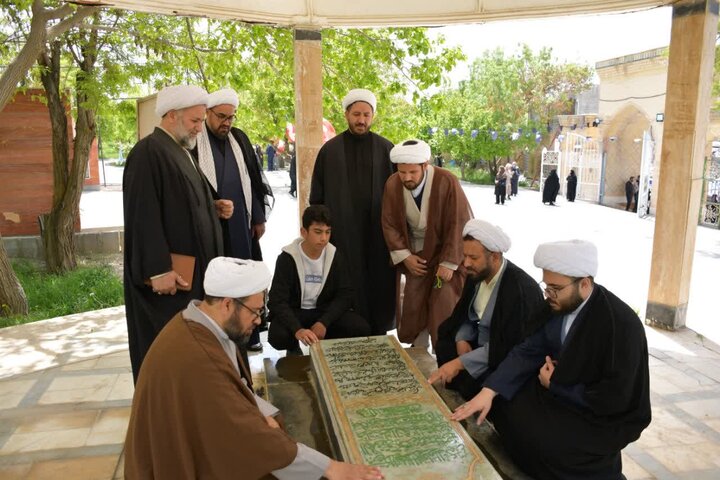 تصاویر/ تجدید عهد اساتید و مدیران مدرسه علمیه حضرت رسول اکرم (ص) شهرستان تکاب با شهدای جنگ تحمیلی
