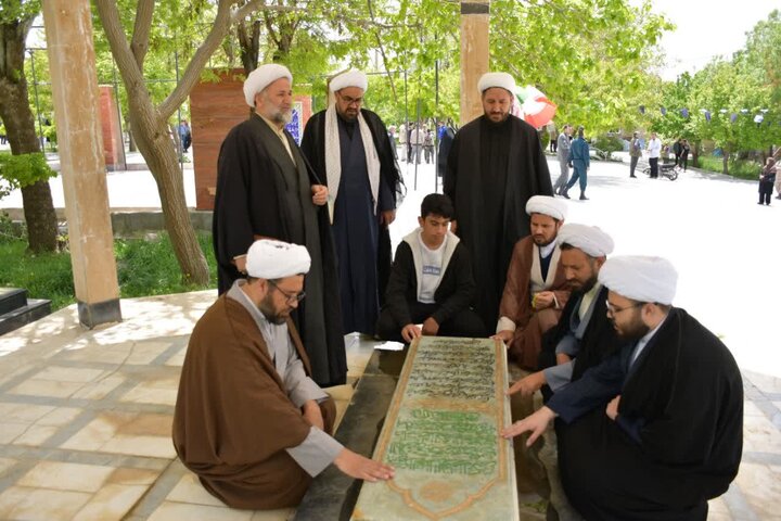 تصاویر/ تجدید عهد اساتید و مدیران مدرسه علمیه حضرت رسول اکرم (ص) شهرستان تکاب با شهدای جنگ تحمیلی