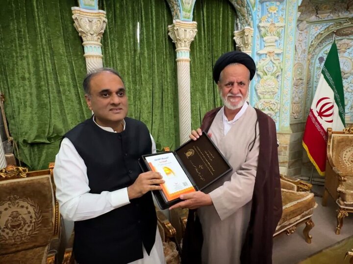 تشرف سفیر جدید پاکستان در ایران به زیارت حرم حضرت معصومه (س)