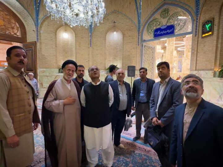 تشرف سفیر جدید پاکستان در ایران به زیارت حرم حضرت معصومه (س)