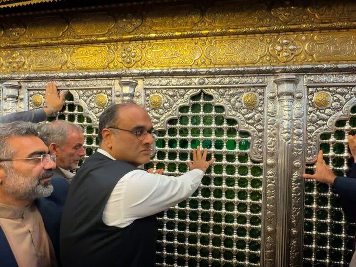تشرف سفیر جدید پاکستان در ایران به زیارت حرم حضرت معصومه (س)
