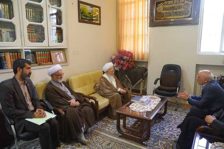 تصاویر / دیدار رئیس دفتر رئیس‌جمهور با آیت‌الله‌العظمی جوادی آملی
