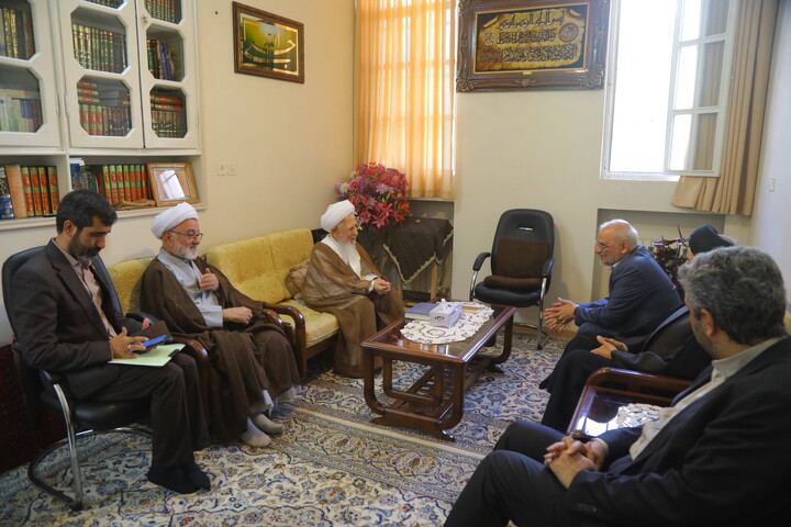 تصاویر / دیدار رئیس دفتر رئیس‌جمهور با آیت‌الله‌العظمی جوادی آملی