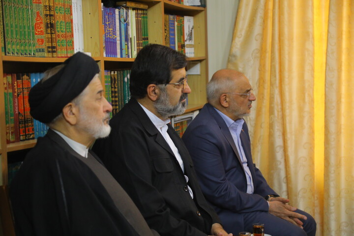 تصاویر / دیدار رئیس دفتر رئیس‌جمهور با آیت‌الله‌العظمی مکارم شیرازی