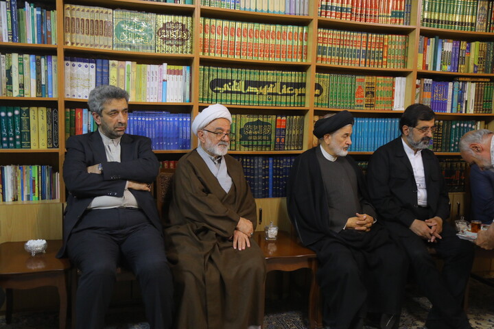 تصاویر / دیدار رئیس دفتر رئیس‌جمهور با آیت‌الله‌العظمی مکارم شیرازی