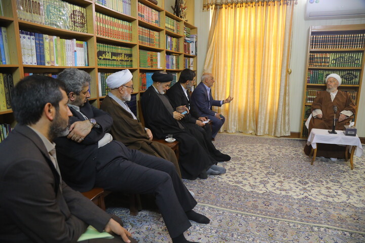 تصاویر / دیدار رئیس دفتر رئیس‌جمهور با آیت‌الله‌العظمی مکارم شیرازی
