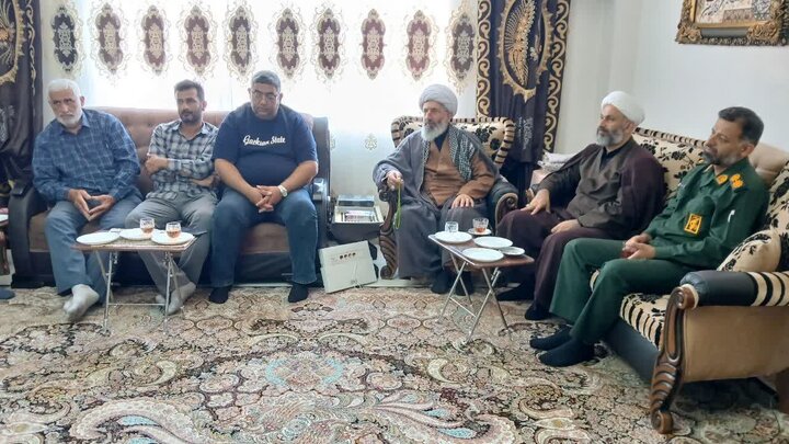 تصاویر/ دیدار امام جمعه دابودشت با خانواده های شهدا