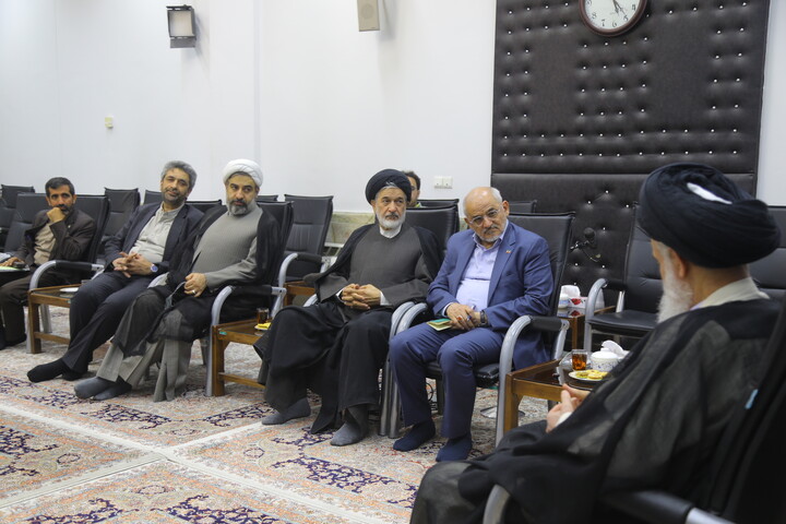 تصاویر / دیدار رئیس دفتر رئیس‌جمهور با آیت‌الله‌ حسینی بوشهری