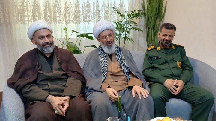 تصاویر/ دیدار غدیری امام جمعه دابودشت با پدر دانش آموز شهید سیدحسن جلالی، از شهدای سادات