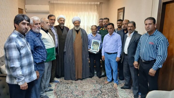 تصاویر/ دیدار غدیری امام جمعه دابودشت با پدر دانش آموز شهید سیدحسن جلالی، از شهدای سادات
