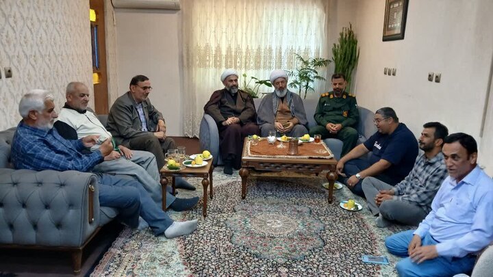 تصاویر/ دیدار غدیری امام جمعه دابودشت با پدر دانش آموز شهید سیدحسن جلالی، از شهدای سادات