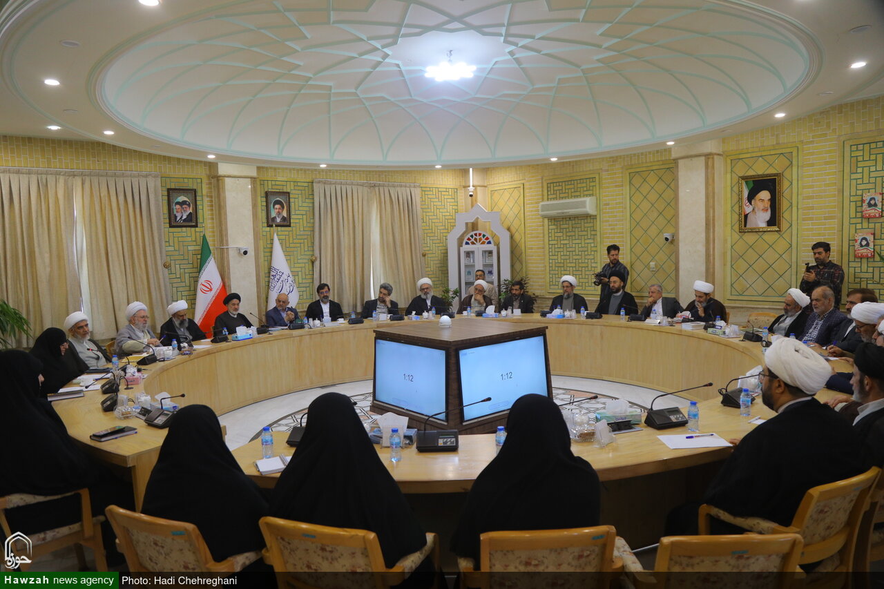 گزارشی از نشست مسئولان نهادهای حوزوی با رئیس دفتر رئیس جمهور/ برقعی: بانوان حوزوی در خط مقدم هدایت فکری جامعه‌اند