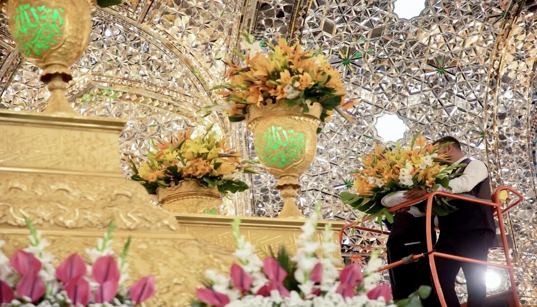 تقرير مصور | أكاليل الورد تزيّن ضريح الإمام الحسين (عليه السلام) ابتهاجاً بعيد الغدير