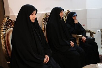 تصاویر/ دیدار رئیس دفتر عقیدتی سیاسی فرماندهی معظم کل قوا با خانواده والامقام شهیدان بهشتی‌نژاد