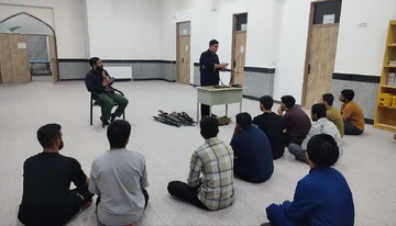 طلاب مدرسه علمیه المهدی (ع)آران و بیدگل آموزش‌های نظامی را فرا می‌گیرند