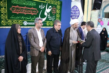 تصاویر/ آیین تجلیل از فرهنگیان و سادات نمازگزار مسجد سیدالشهدا(ع) سمنان