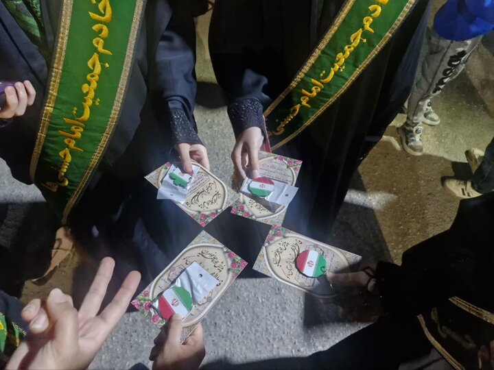 تصاویر/ اقدامات تبلیغی و توزیع اقلام فرهنگی طلاب مدرسه علمیه حضرت فاطمه الزهرا(سلام الله علیها)ماکو، در تجمعات شبانه شهرستان شوط