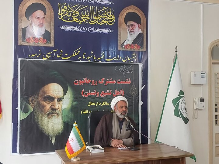 تصاویر/ نشست روحانیون اهل تشیع و تسنن شهرستان ماکو به مناسبت سالگرد ارتحال امام خمینی (ره)