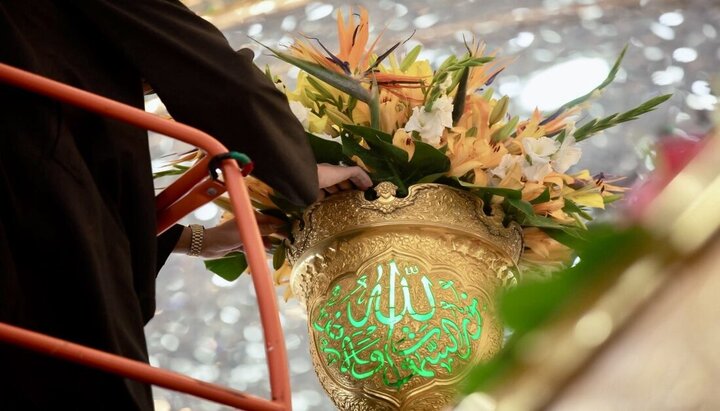 أكاليل الورد تزيّن ضريح الإمام الحسين (عليه السلام) ابتهاجاً بعيد الغدير