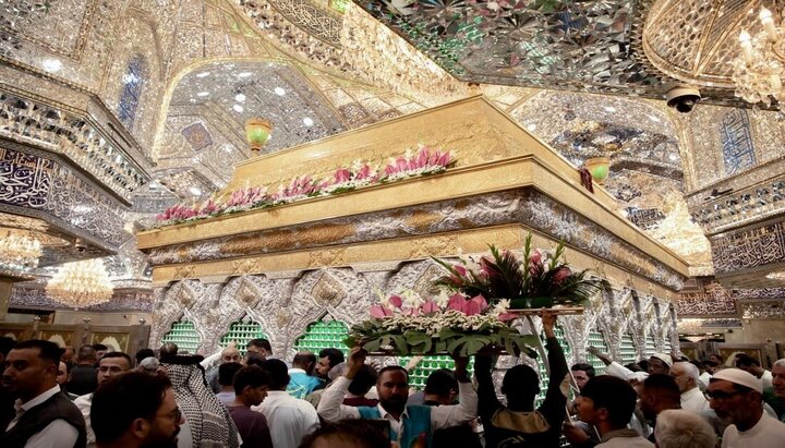 أكاليل الورد تزيّن ضريح الإمام الحسين (عليه السلام) ابتهاجاً بعيد الغدير