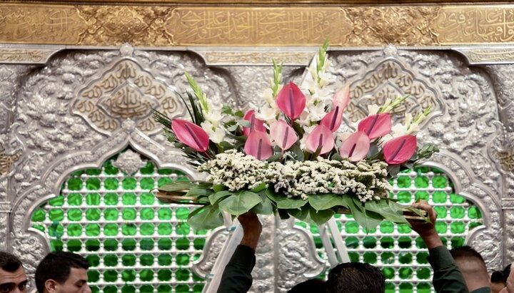 أكاليل الورد تزيّن ضريح الإمام الحسين (عليه السلام) ابتهاجاً بعيد الغدير