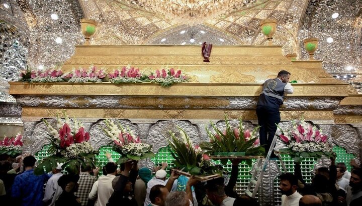 أكاليل الورد تزيّن ضريح الإمام الحسين (عليه السلام) ابتهاجاً بعيد الغدير