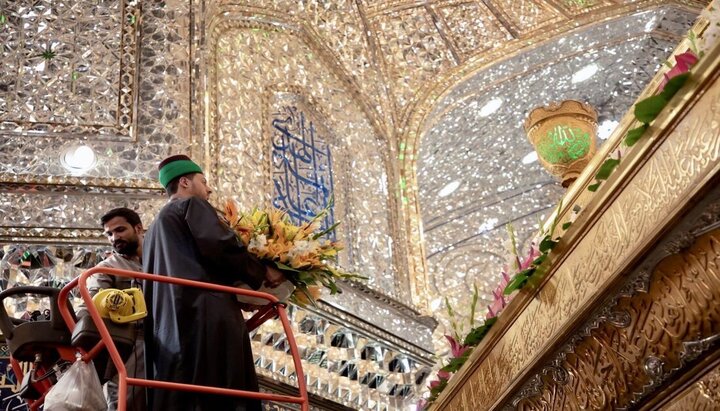 أكاليل الورد تزيّن ضريح الإمام الحسين (عليه السلام) ابتهاجاً بعيد الغدير