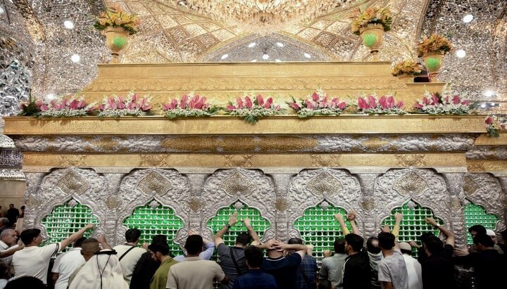 أكاليل الورد تزيّن ضريح الإمام الحسين (عليه السلام) ابتهاجاً بعيد الغدير