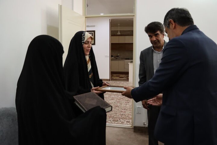 تصاویر/ ادای احترام استاندار یزد به مقام شامخ شهدای میبد