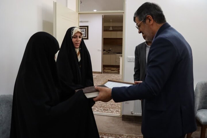 تصاویر/ ادای احترام استاندار یزد به مقام شامخ شهدای میبد