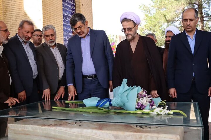 تصاویر/ ادای احترام استاندار یزد به مقام شامخ شهدای میبد