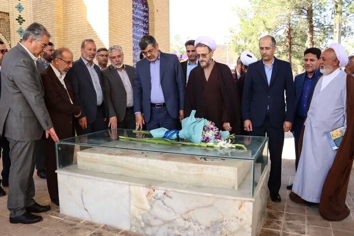 تصاویر/ ادای احترام استاندار یزد به مقام شامخ شهدای میبد