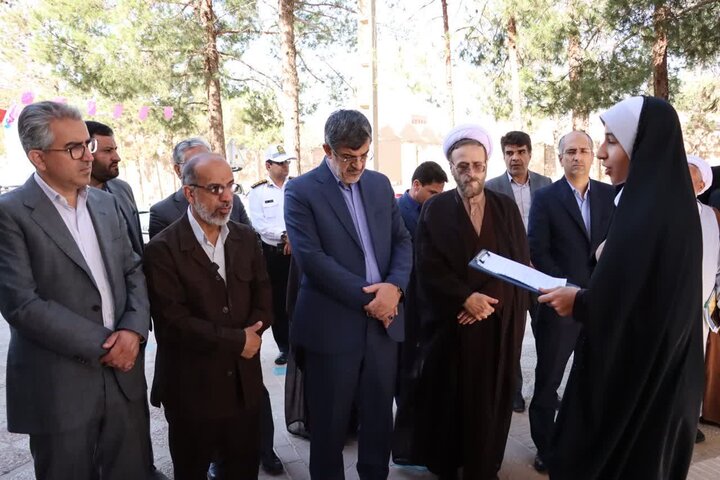 تصاویر/ ادای احترام استاندار یزد به مقام شامخ شهدای میبد