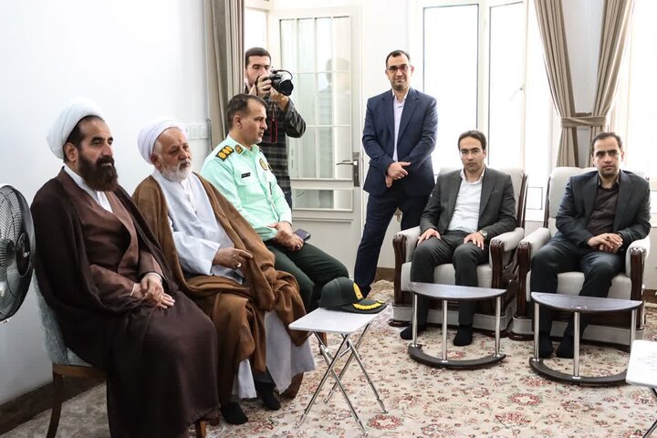 تصاویر/ ادای احترام استاندار یزد به مقام شامخ شهدای میبد