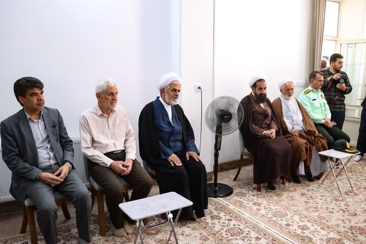 تصاویر/ ادای احترام استاندار یزد به مقام شامخ شهدای میبد