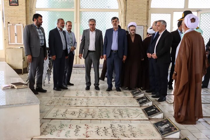 تصاویر/ ادای احترام استاندار یزد به مقام شامخ شهدای میبد