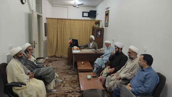 تصاویر/ نشست هم‌اندیشی مسئولان مدرسه علمیه آیت‌الله مدنی کاشانی برای برپایی موکب عید  غدیر