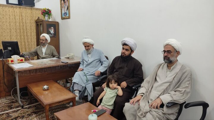 تصاویر/ نشست هم‌اندیشی مسئولان مدرسه علمیه آیت‌الله مدنی کاشانی برای برپایی موکب عید  غدیر
