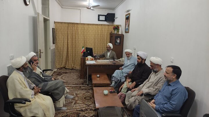 تصاویر/ نشست هم‌اندیشی مسئولان مدرسه علمیه آیت‌الله مدنی کاشانی برای برپایی موکب عید  غدیر