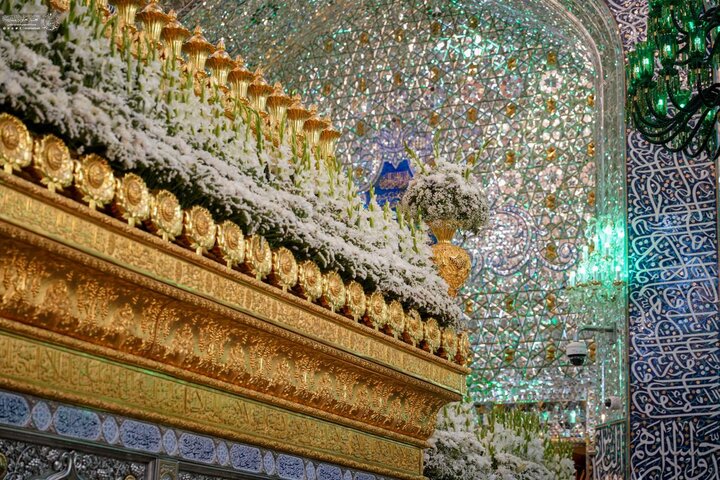 ضريح أمير المؤمنين (عليه السلام) تزيّن بأكاليل الورد ابتهاجاً بعيد الغدير