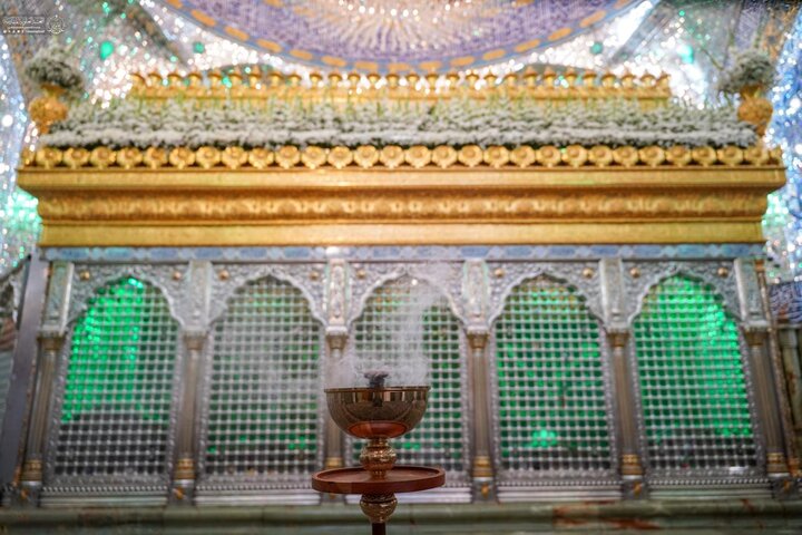 ضريح أمير المؤمنين (عليه السلام) تزيّن بأكاليل الورد ابتهاجاً بعيد الغدير