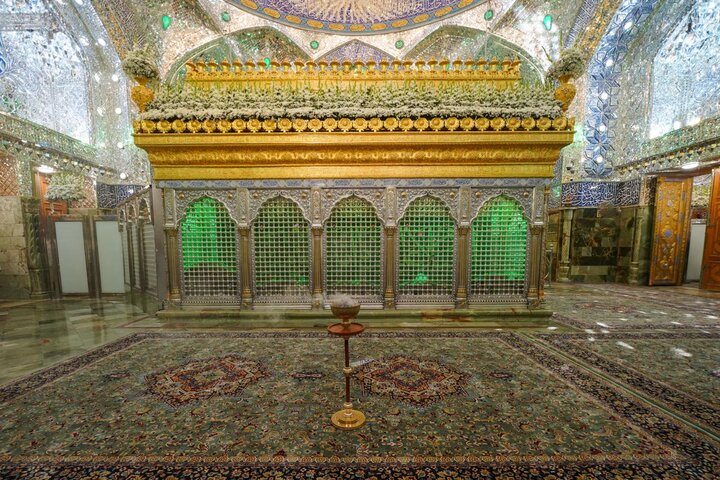 ضريح أمير المؤمنين (عليه السلام) تزيّن بأكاليل الورد ابتهاجاً بعيد الغدير