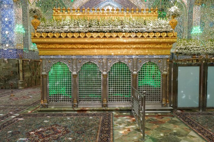 ضريح أمير المؤمنين (عليه السلام) تزيّن بأكاليل الورد ابتهاجاً بعيد الغدير