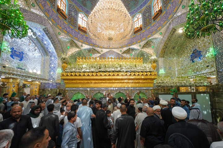 ضريح أمير المؤمنين (عليه السلام) تزيّن بأكاليل الورد ابتهاجاً بعيد الغدير