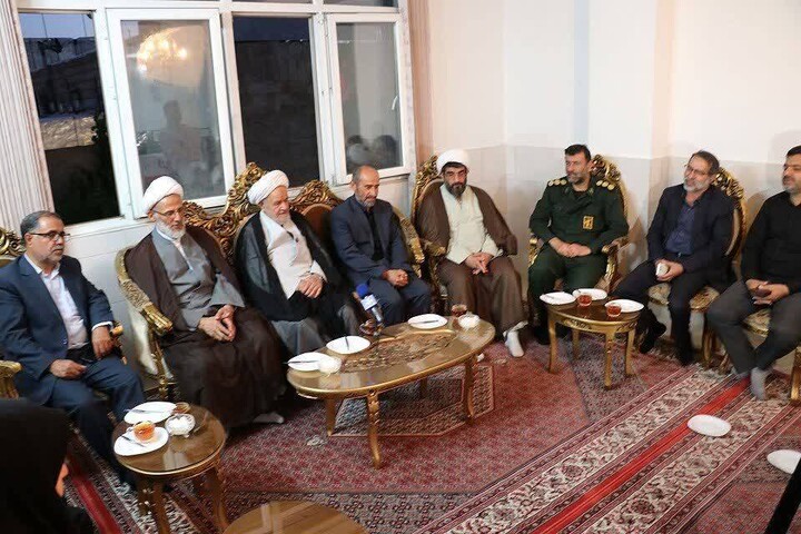 تصاویر/ دیدار رئیس دفتر عقیدتی سیاسی فرماندهی معظم کل قوا با خانواده والامقام شهیدان بهشتی‌نژاد