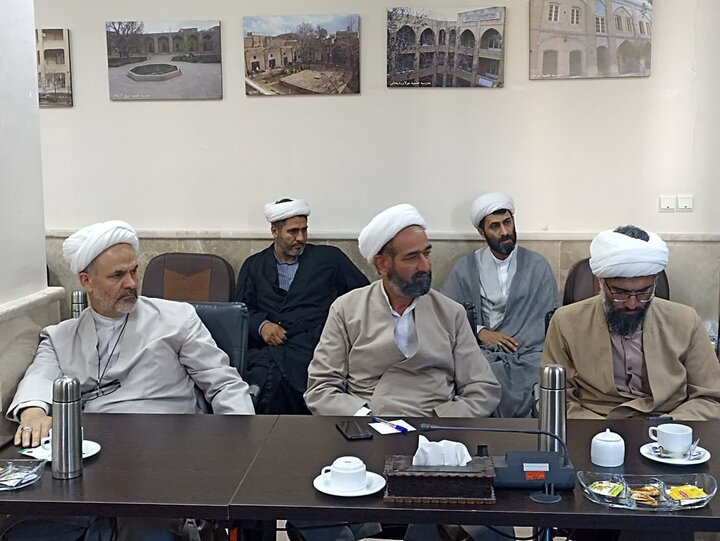 تصاویر / برگزاری هفدهمین نشست قرارگاه بلاغ مبین در حوزه علمیه استان قزوین