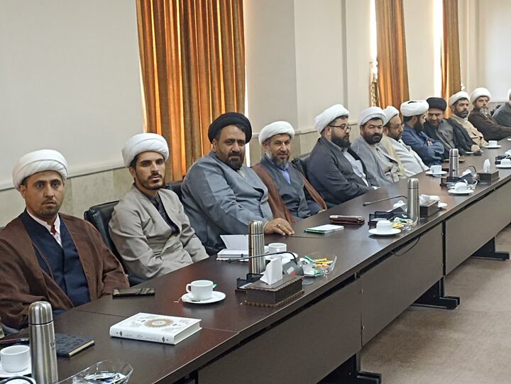 تصاویر / برگزاری هفدهمین نشست قرارگاه بلاغ مبین در حوزه علمیه استان قزوین