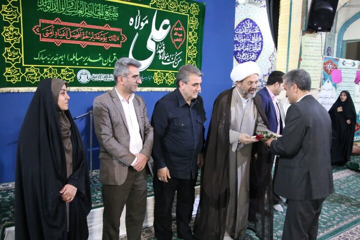 تصاویر/ آیین تجلیل از فرهنگیان و سادات نمازگزار مسجد سیدالشهدا(ع) سمنان